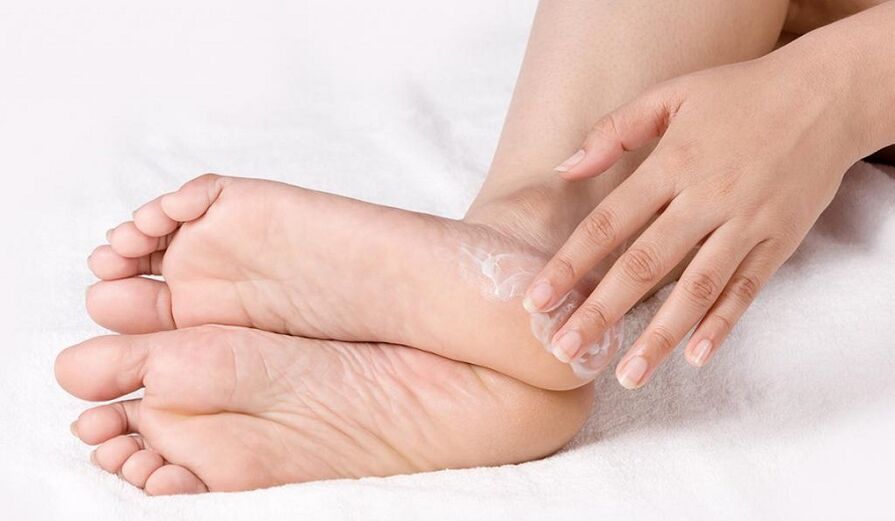 treatment of foot fungus with ointment