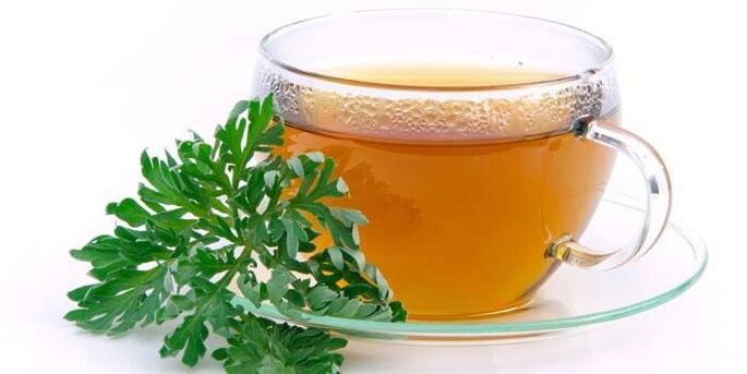 Wormwood decoction to treat fungus between the toes