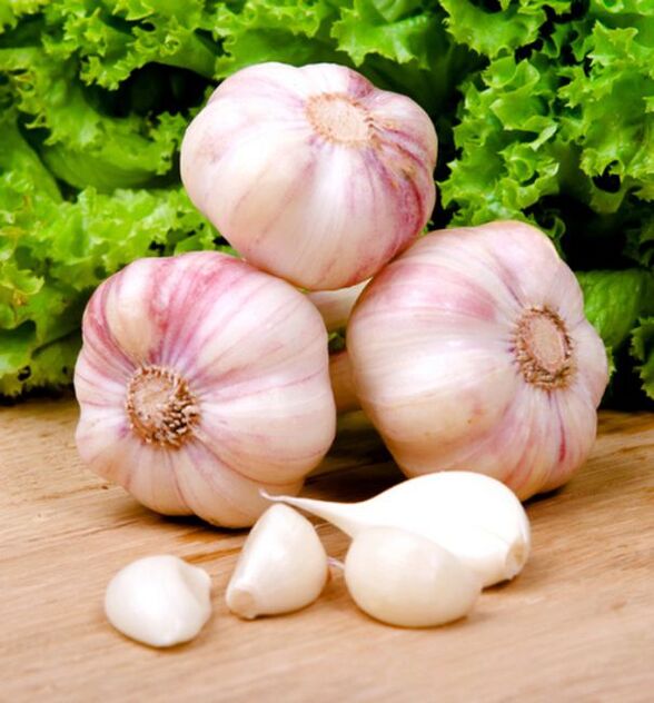 Garlic is effective in fighting nail fungus